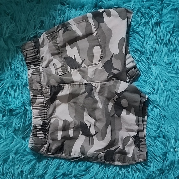 Carters 24m shark camo shorts - Picture 2 of 3